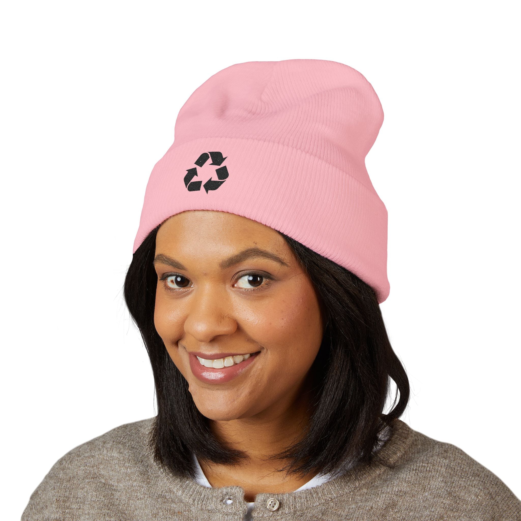 Gorro con puño y símbolo de reciclaje bordado