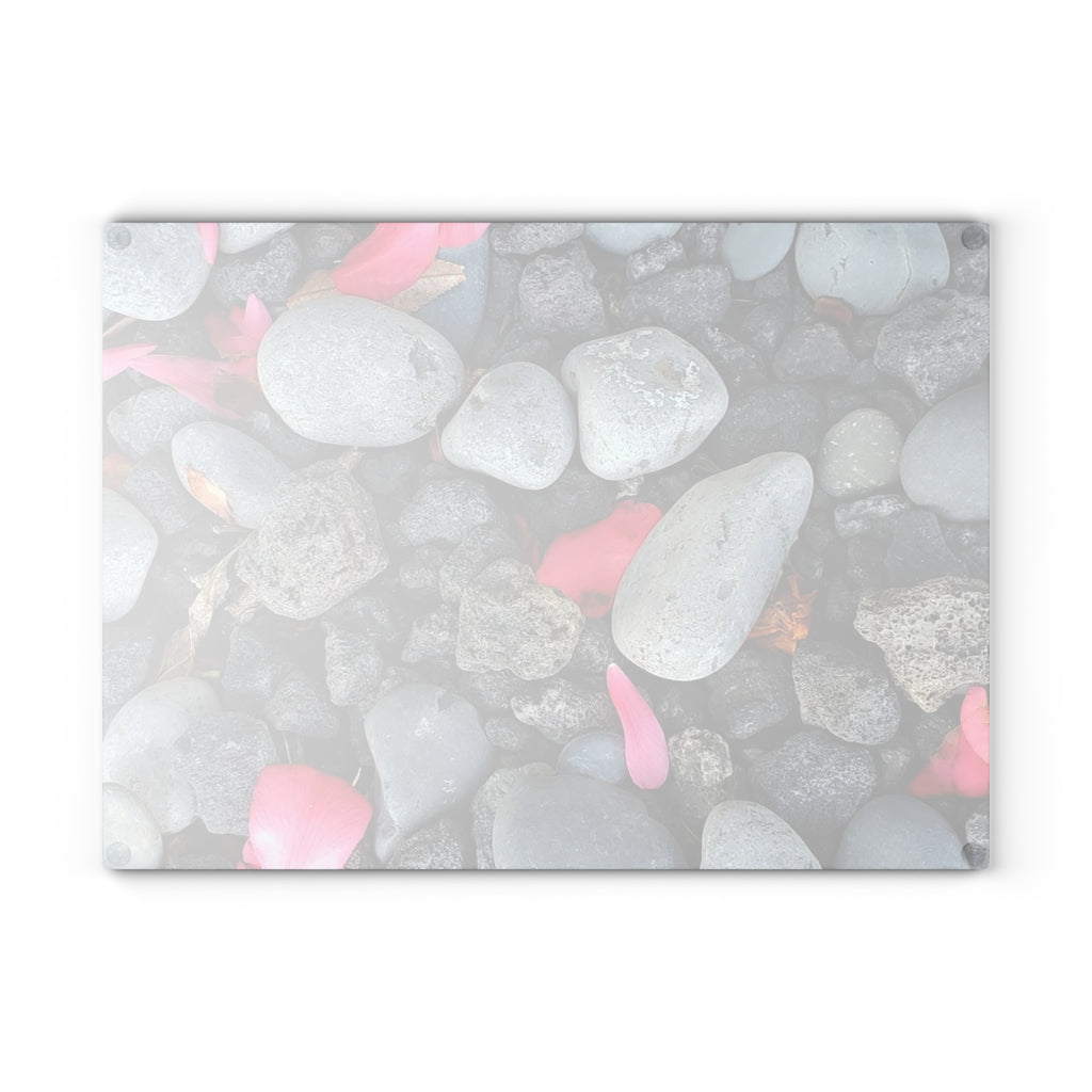 Tabla de cortar de cristal "Pétalos rosas sobre piedras de río" | Decoración floral de cocina con motivos de piedra