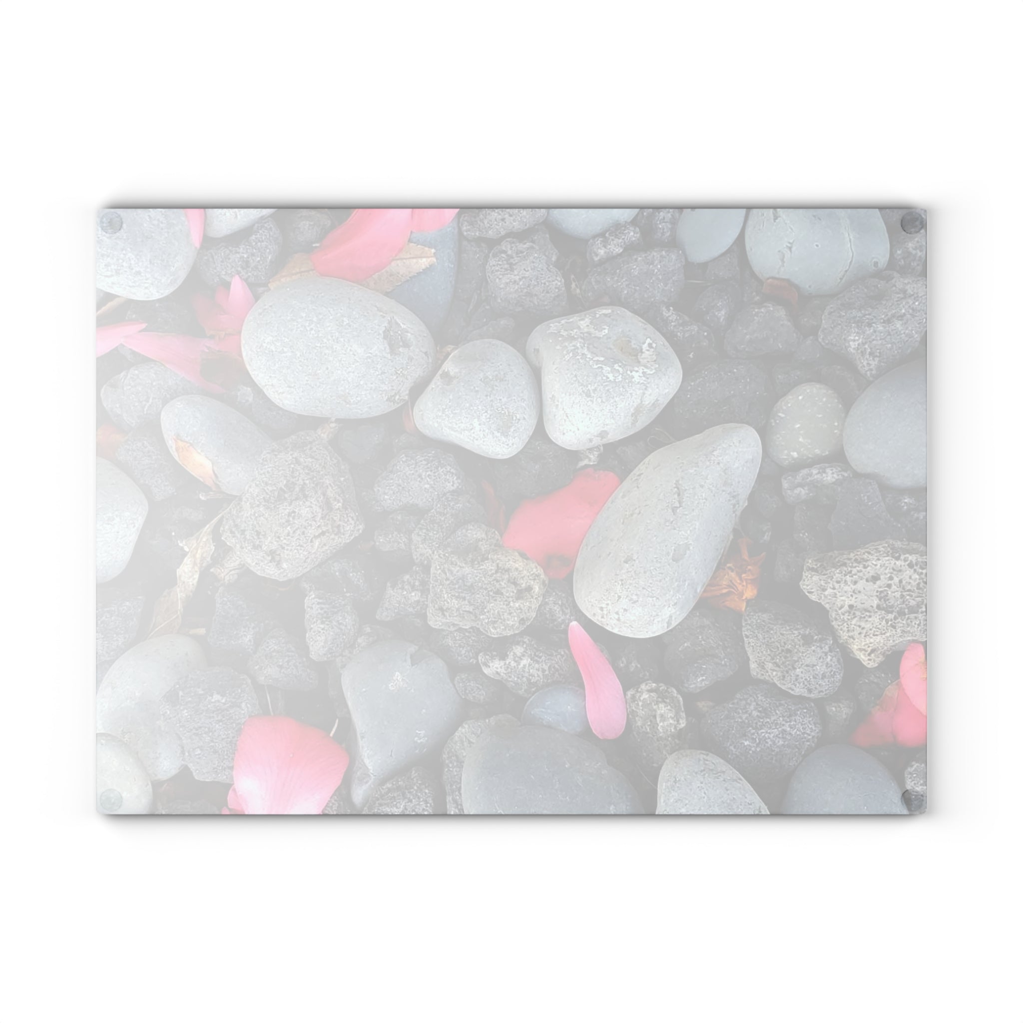 Tabla de cortar de cristal "Pétalos rosas sobre piedras de río" | Decoración floral de cocina con motivos de piedra
