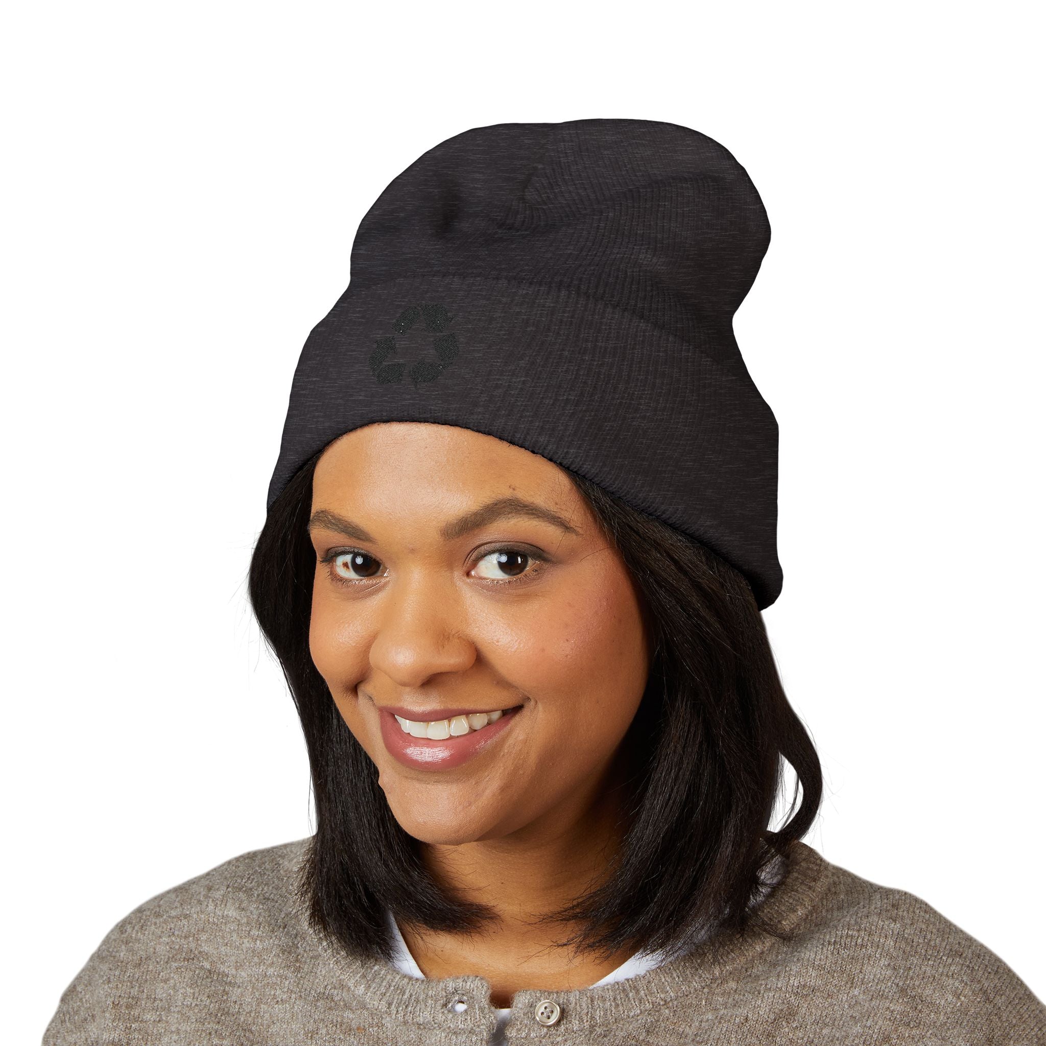 Gorro con puño y símbolo de reciclaje bordado