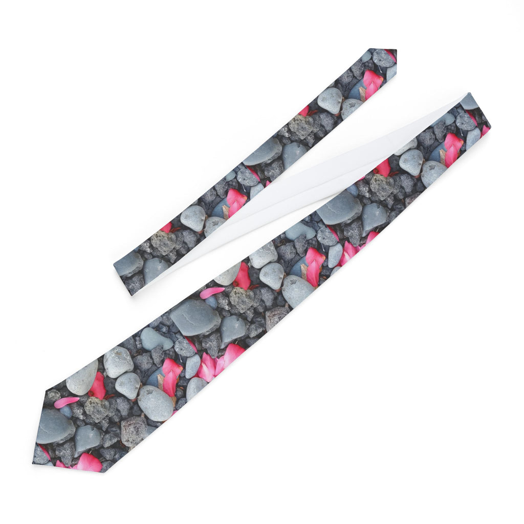 Corbata de pétalos de rosa rosa sobre guijarros | Estampado floral de piedras