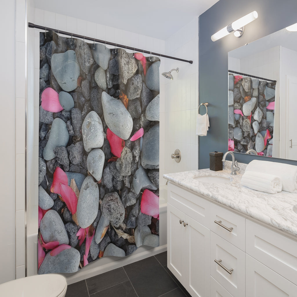 Cortina de ducha de pétalos de rosa rosa sobre guijarros | Decoración de baño de piedras de playa