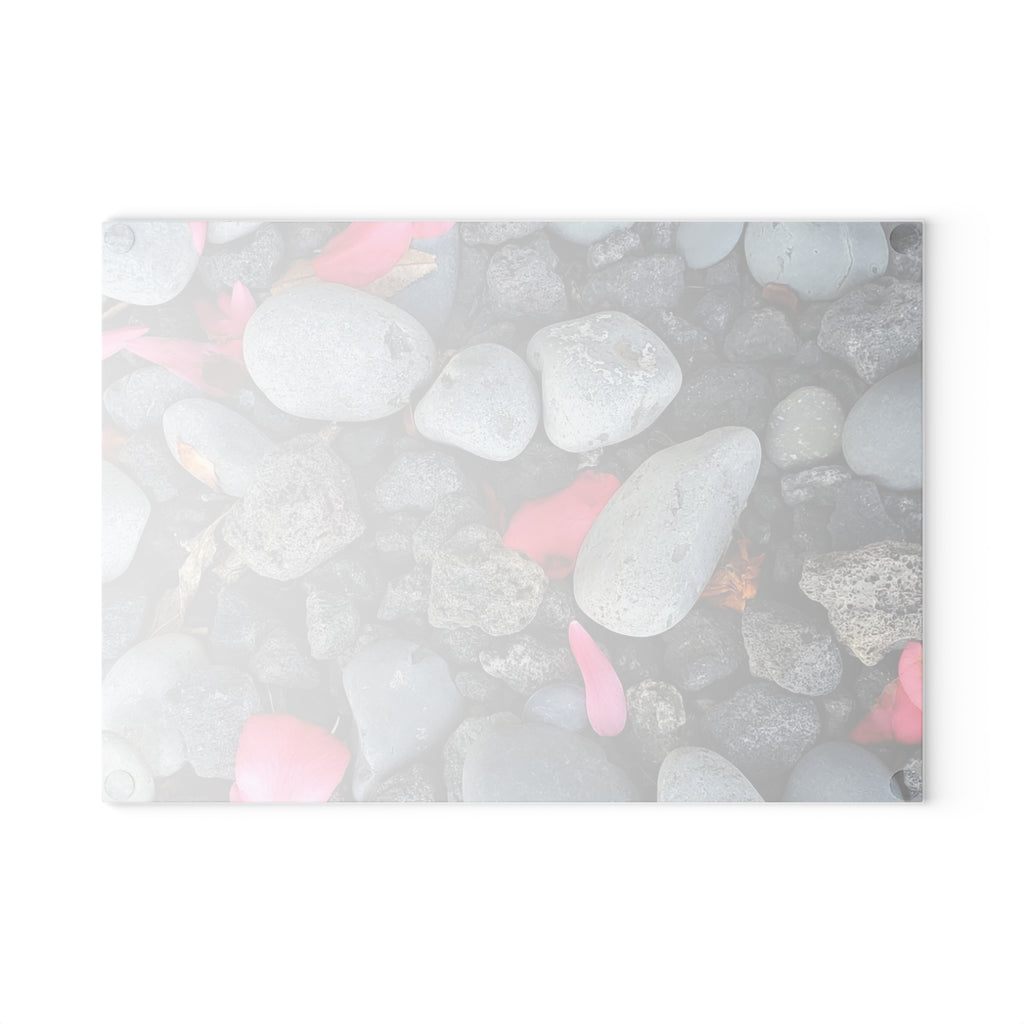 Tabla de cortar de cristal "Pétalos rosas sobre piedras de río" | Decoración floral de cocina con motivos de piedra
