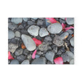 Tabla de cortar de cristal "Pétalos rosas sobre piedras de río" | Decoración floral de cocina con motivos de piedra