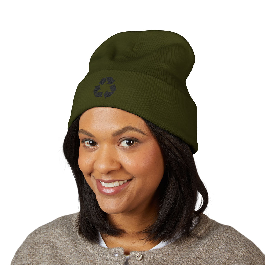 Gorro con puño y símbolo de reciclaje bordado
