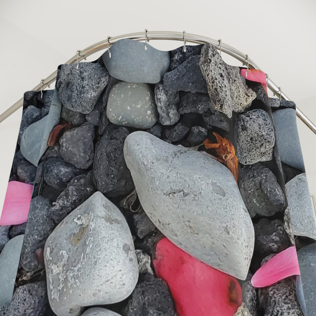 Cortina de ducha de pétalos de rosa rosa sobre guijarros | Decoración de baño de piedras de playa