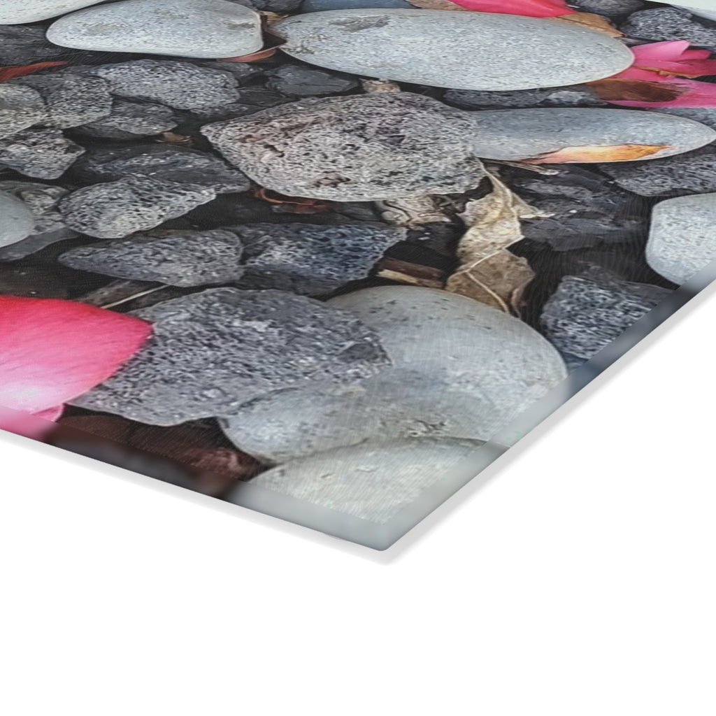 Tabla de cortar de cristal "Pétalos rosas sobre piedras de río" | Decoración floral de cocina con motivos de piedra