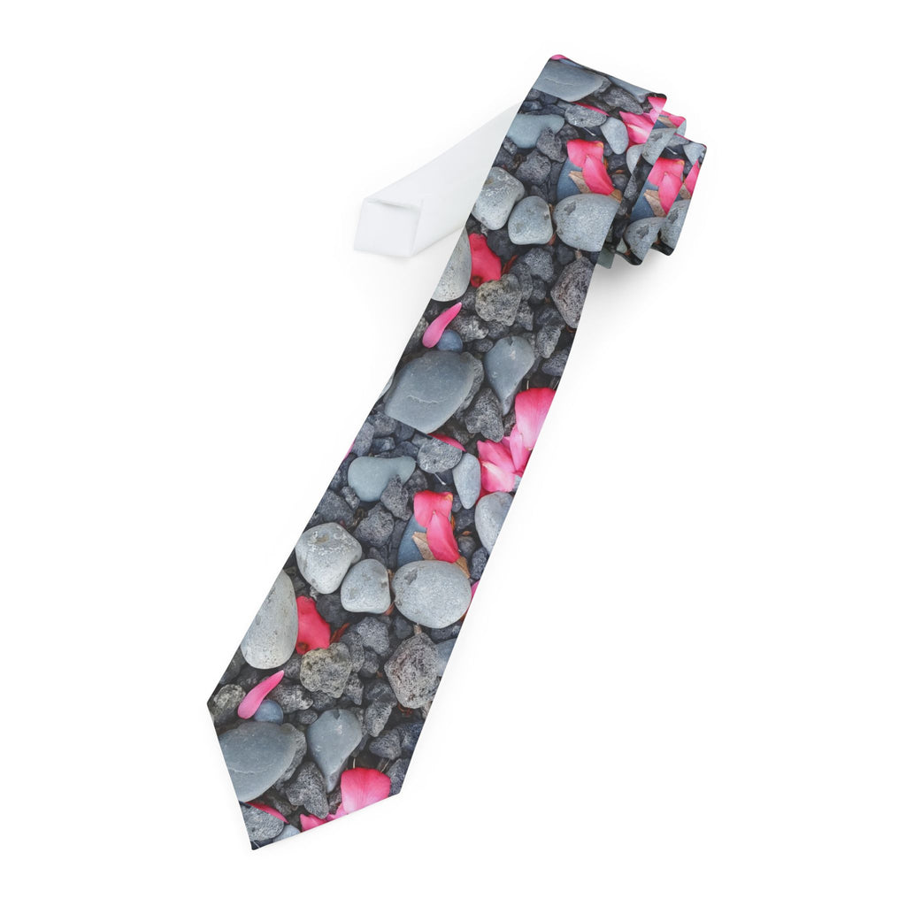 Corbata de pétalos de rosa rosa sobre guijarros | Estampado floral de piedras