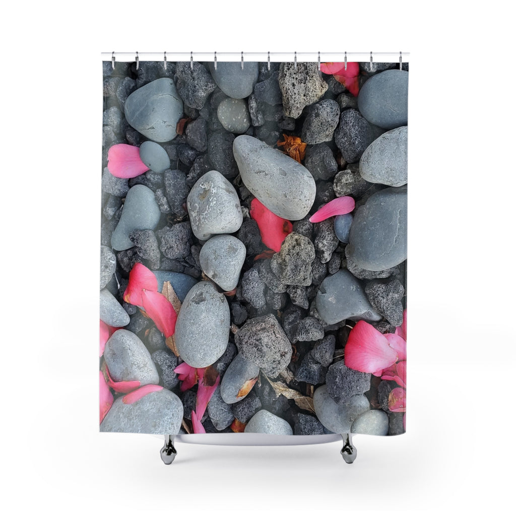 Cortina de ducha de pétalos de rosa rosa sobre guijarros | Decoración de baño de piedras de playa