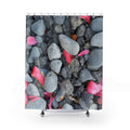 Cortina de ducha de pétalos de rosa rosa sobre guijarros | Decoración de baño de piedras de playa