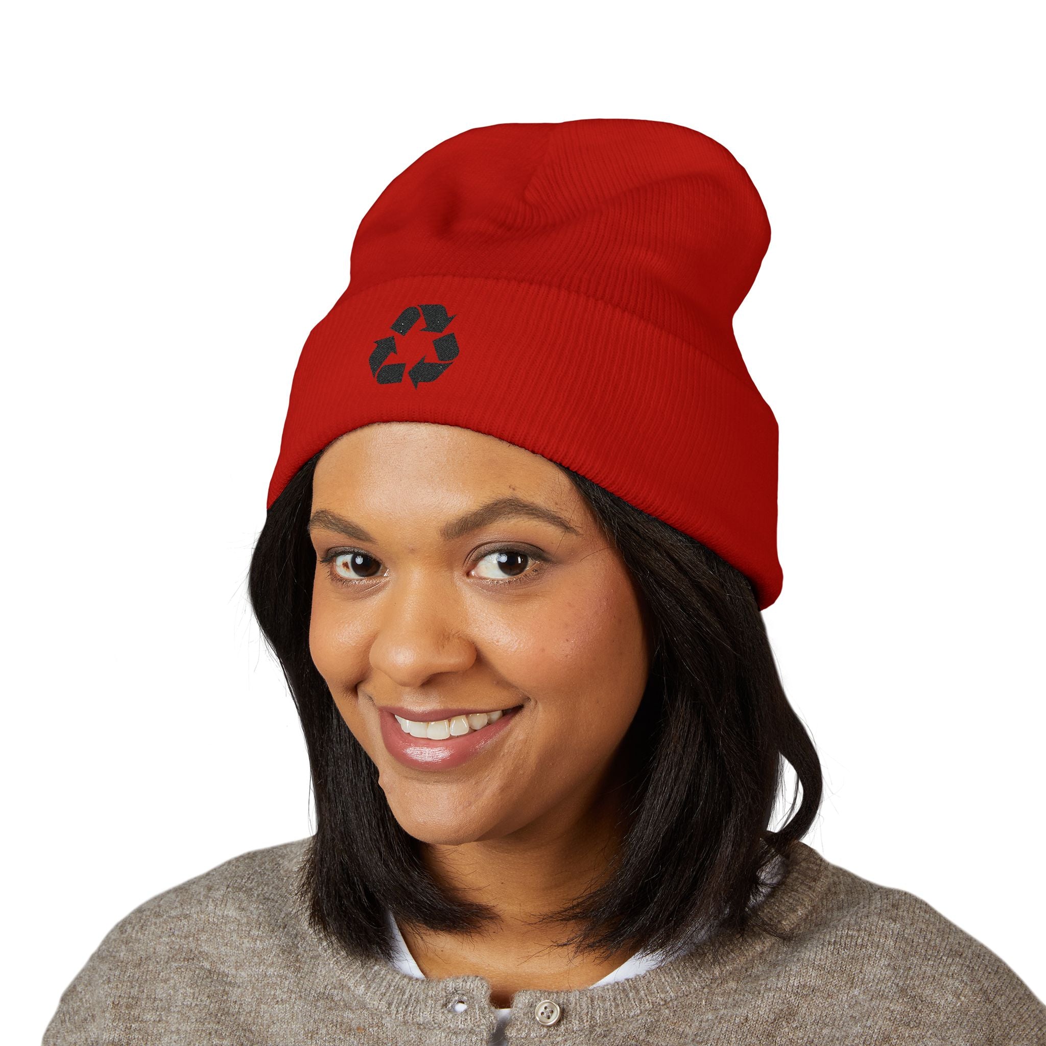 Gorro con puño y símbolo de reciclaje bordado