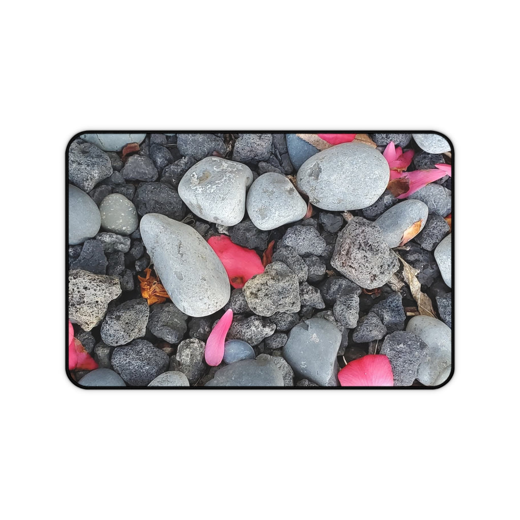 Alfombrilla de escritorio Guijarros de río con pétalos rosas | Alfombrilla de ratón con textura de piedra