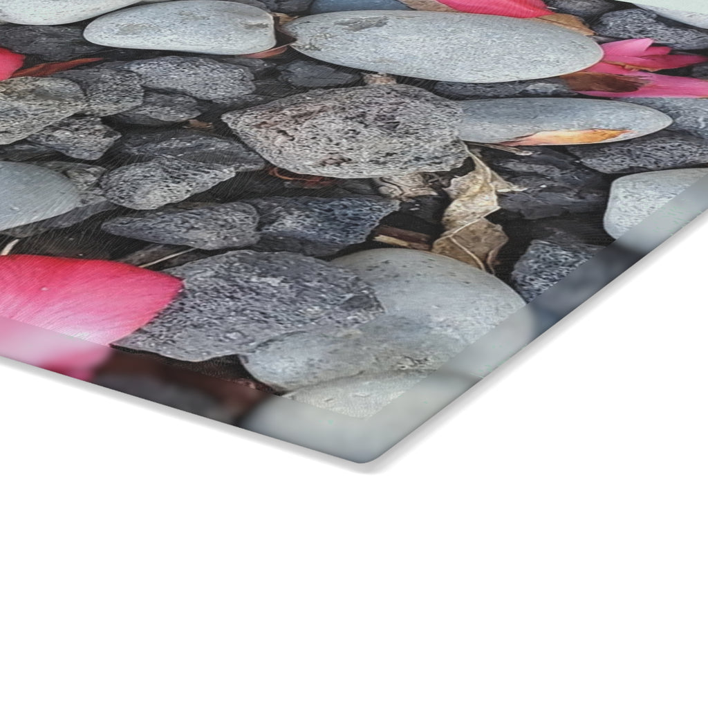 Tabla de cortar de cristal "Pétalos rosas sobre piedras de río" | Decoración floral de cocina con motivos de piedra